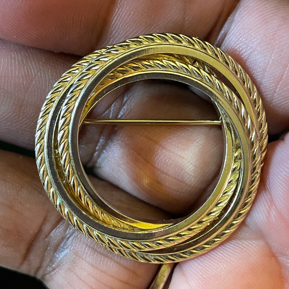 Vintage Gold Tone Round Circle Braided Love Knot Brooch Pin